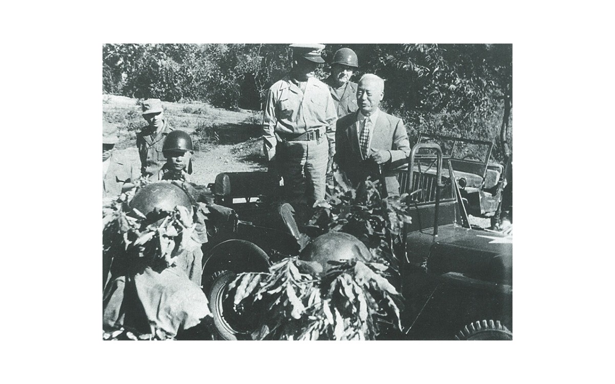 보병 9사단을 시찰, 장병들을 격려하는 대통령 (1951년 9월)<br />