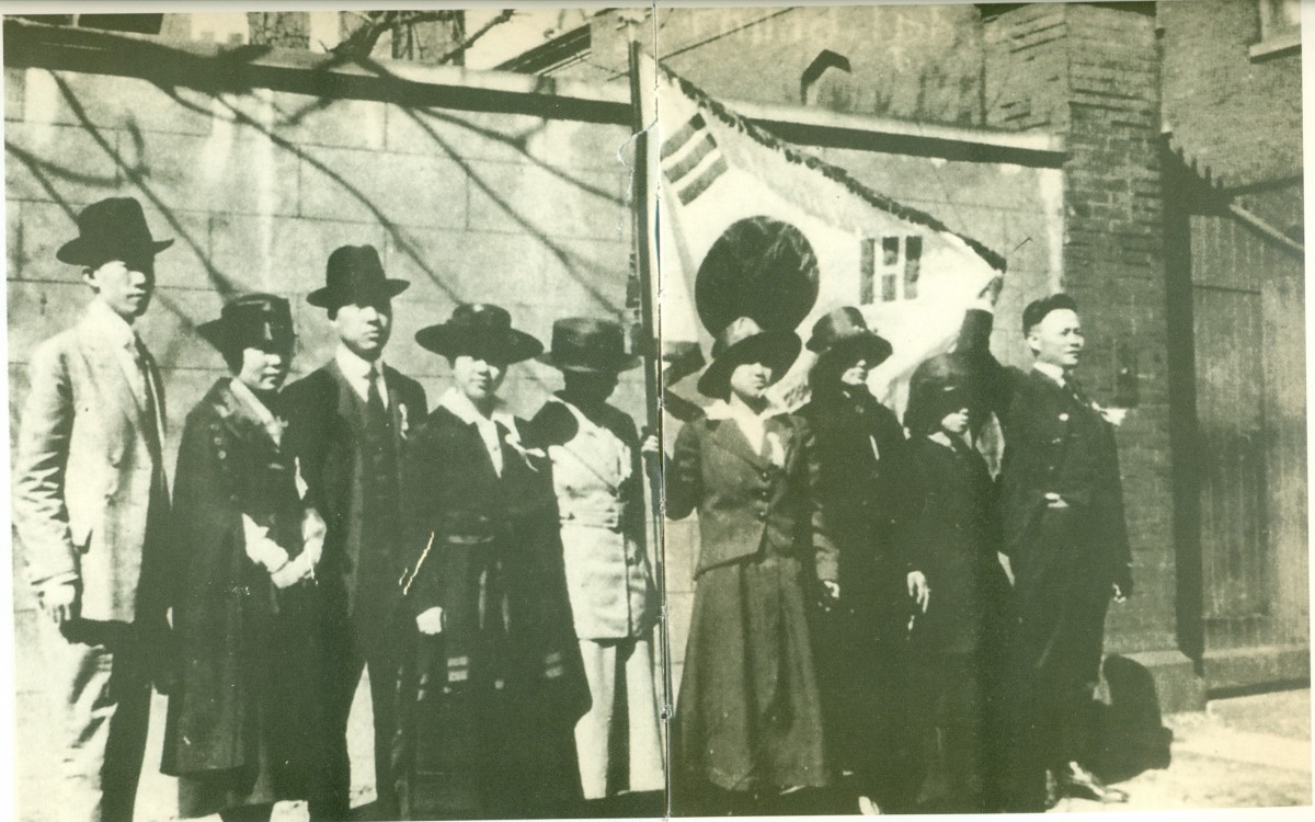 1919년 4월 16일 필라델피아에서 한인자유대회를 마친 <한인대표자대회>의 참석자들.<br />왼쪽에서 첫 번째가 정한경, 세 번째가 이승만이며 중간에 태극기를 들고 있는 여인이 노디 김 양이다.