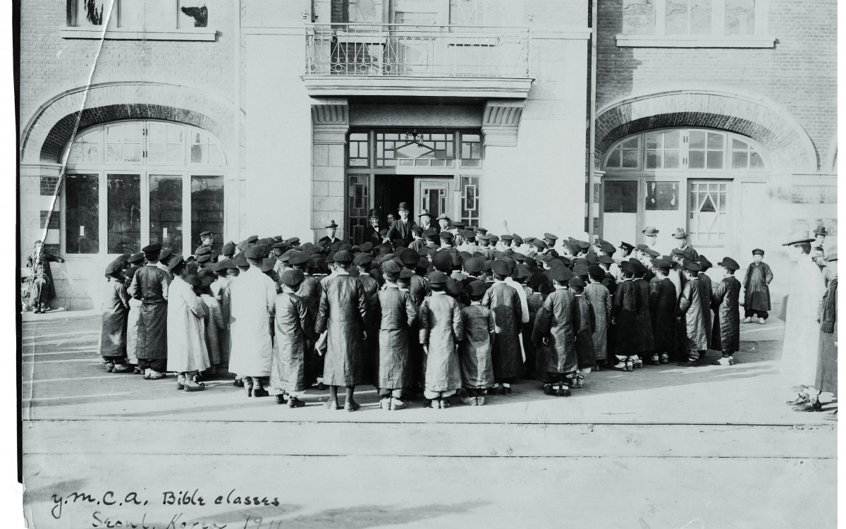 1911년 YMCA 성경연구회 학생들을 지도하는 이승만 박사(윗줄 오른쪽에서 두번째)<br />1년 5개월간 한국에 머무르다가 일본의 추격을 피해 다시 미국으로 망명하였다.