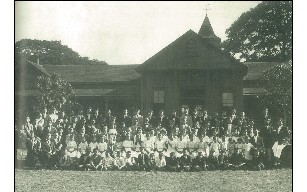 1913년 이승만이 원장직을 맡은 한인중앙학원의 학생과 교직원 일동<br />첫번째 줄 좌측에 이승만