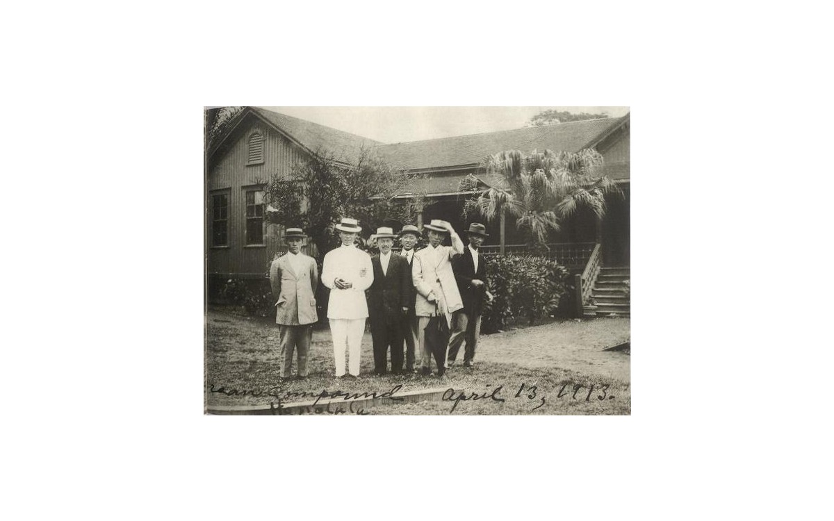 한인기숙학교 앞에서 교포유지들과 (1913년 4월 13일)<br />