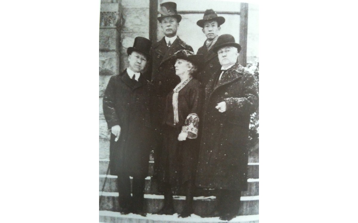 구미위원부 요원들 (1921년)<br />앞줄 왼쪽부터 이승만, 여비서, 돌프 변호사