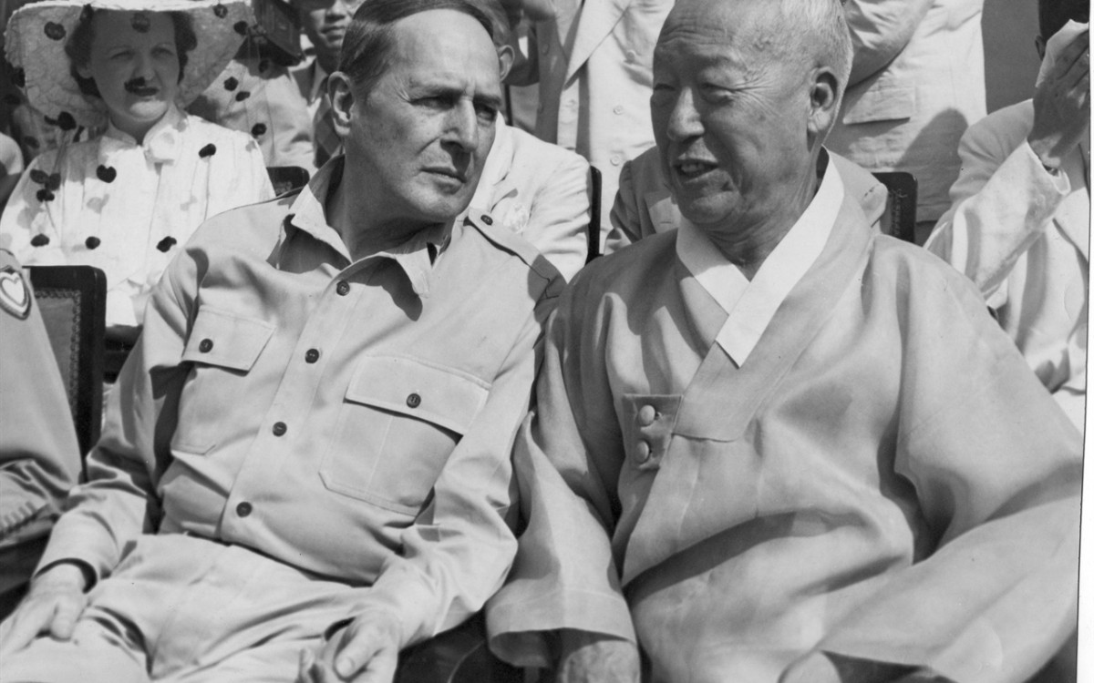 대한민국정부수립기념식장에 참석한 맥아더 장군과 이승만 대통령 (1948년8월15일)<br />