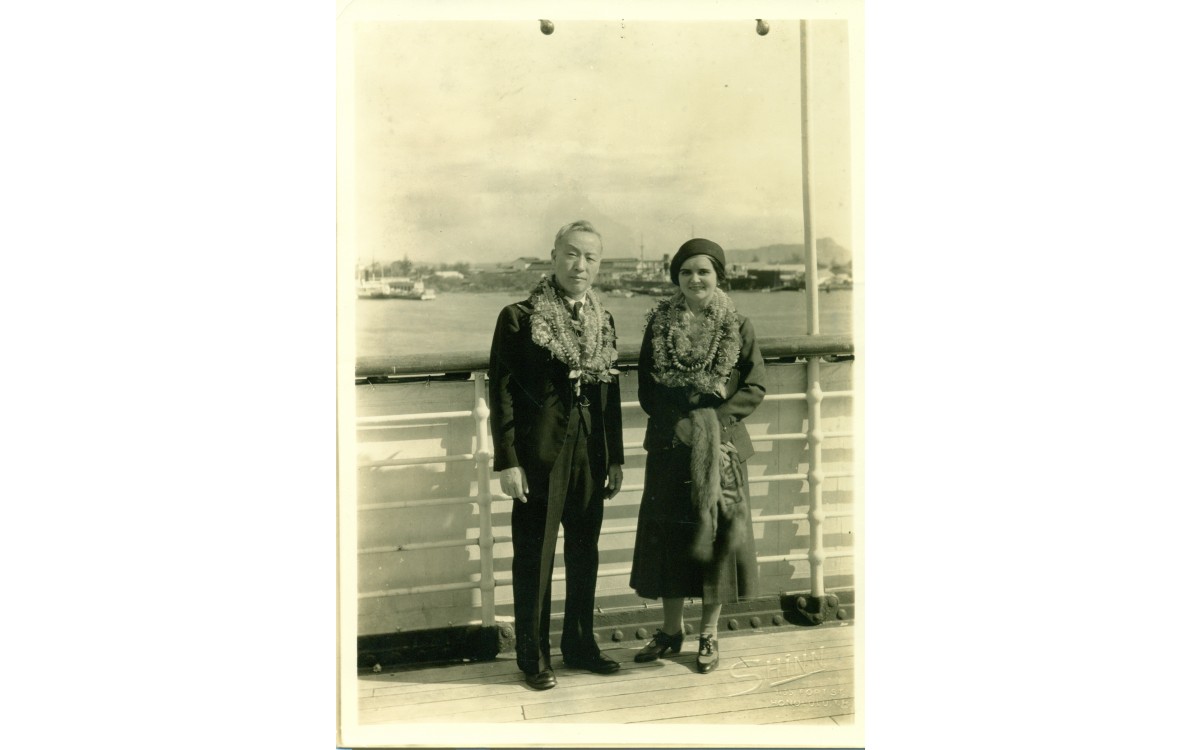 신혼여행을 마치고 호놀룰루항에 도착한 이승만 부부 (1935년 1월 24일)<br />
