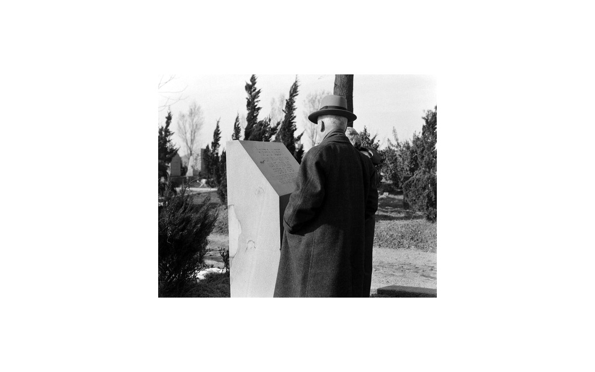 평생 스승인 헐버트선교사 양화진 묘지 방문 (1957년 2월 17일)<br />