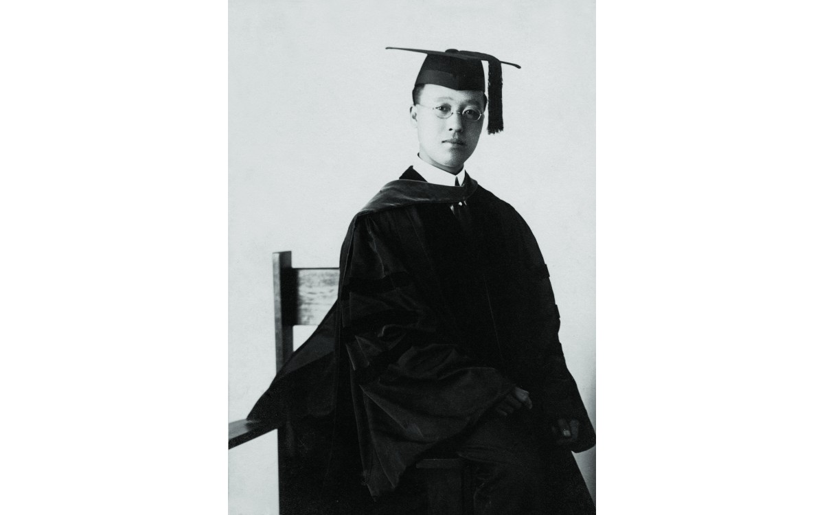 1910년 6월, 프린스턴 대학교에서 박사 학위(국제정치학)를 받았다.<br />나라잃은 슬픔이 눈가에 서려있는 듯 하다.