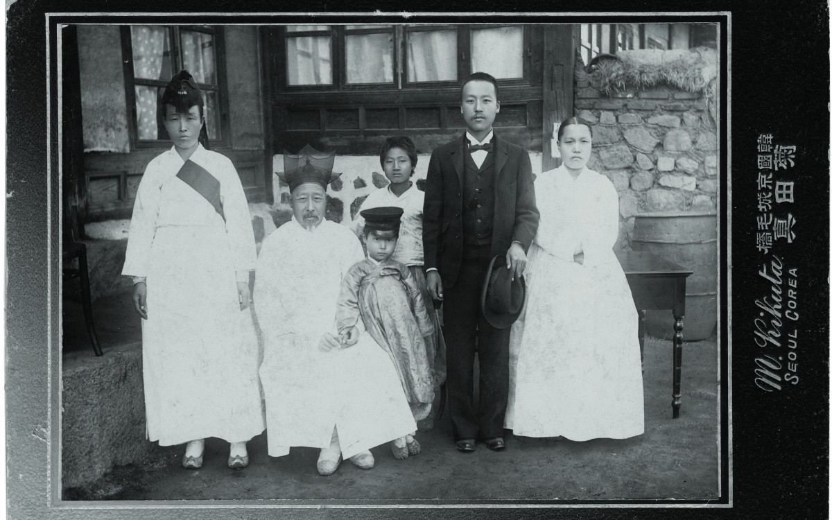 1904년 11월 미국에 고종의 밀사로 떠나기전 가족사진<br />오른쪽부터 박씨 부인, 이승만, 아들 태산, 아버지 이경선 옹 (뒤에 서있는 소년은 조카), 맏누님