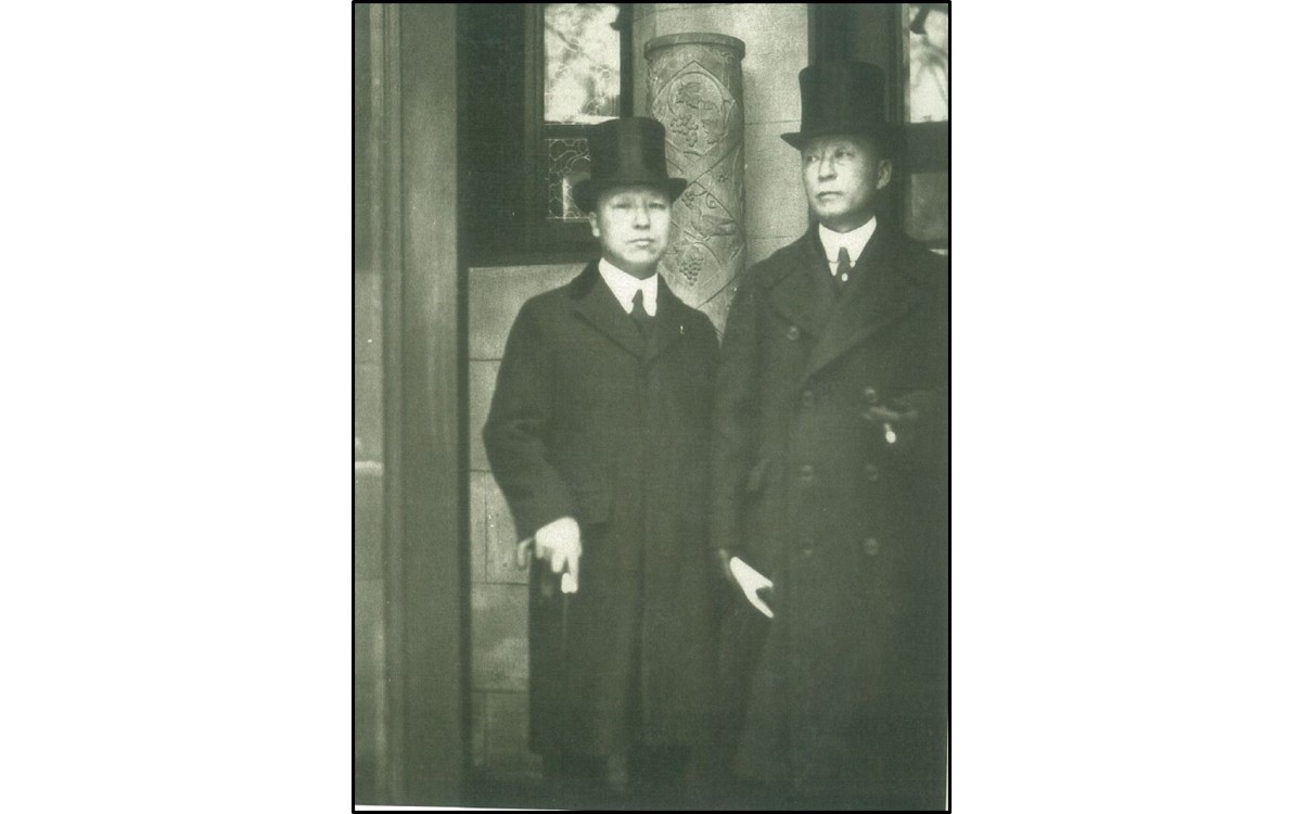 1921년 워싱턴에서 열린 군축회의에 참석하기 위해 구미위원부 청사를 나서는 한국대표단의 이승만 단장과 서재필 부단장<br />