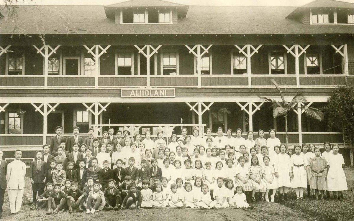 이승만이 1918년에 설립한 남녀공학의 한인기독학원(Korean Christian Institute)의 학생과 교직원 일동. 와이알라에 알리이오라니 스쿨시대 (1918-1921)<br />1층은 교회, 2층에 교실, 3층에 여학생 기숙사가 자리잡고 있었다.