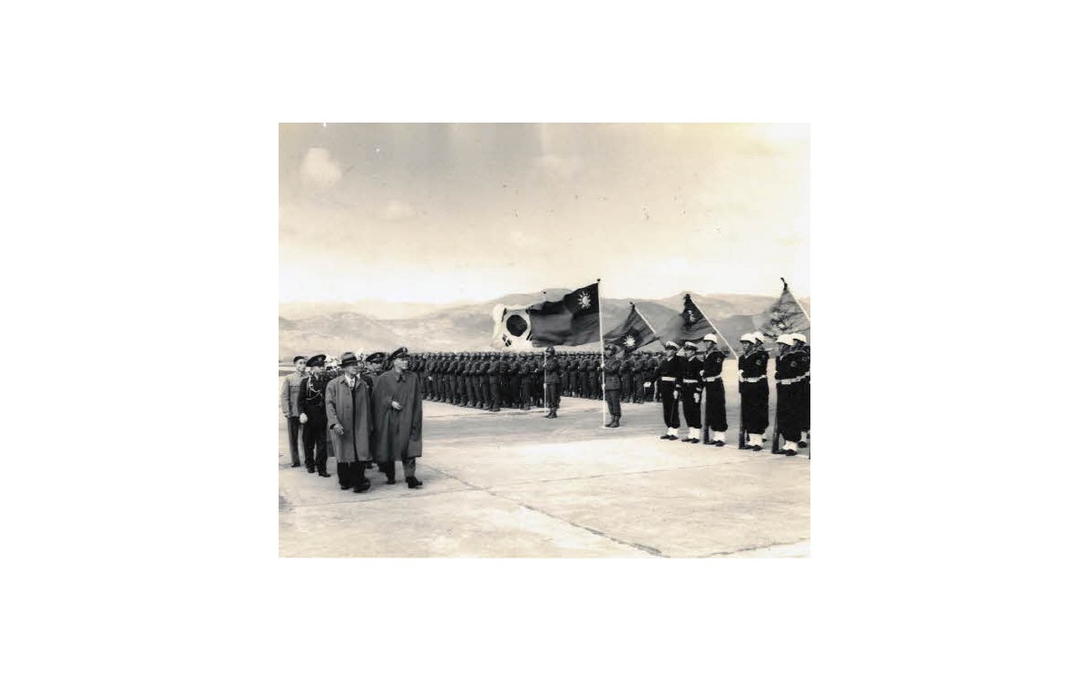 자유중국 방문을 위해 타이페이 교외의 송산 비행장에 도착한 이승만 대통령이 장제스 총통과 함께 의장대를 사열하는 모습 (1953년 11월 27일)<br />