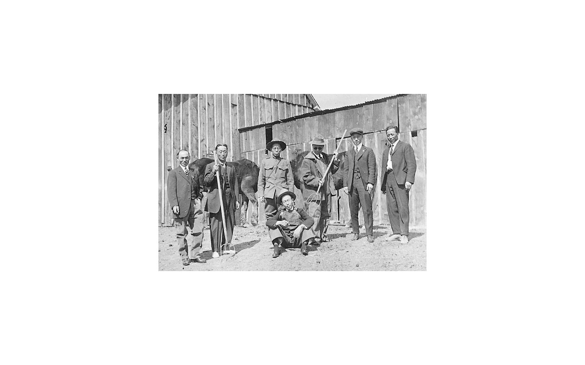 1920년 콜로라도주 덴버의 안재창(왼쪽에서 두번째) 소유 농장을 방문한 이승만 등 재미 독립운동가들이 기념 촬영을 했다.<br />이승만의 익살스러운 모습을 볼 수 있다.