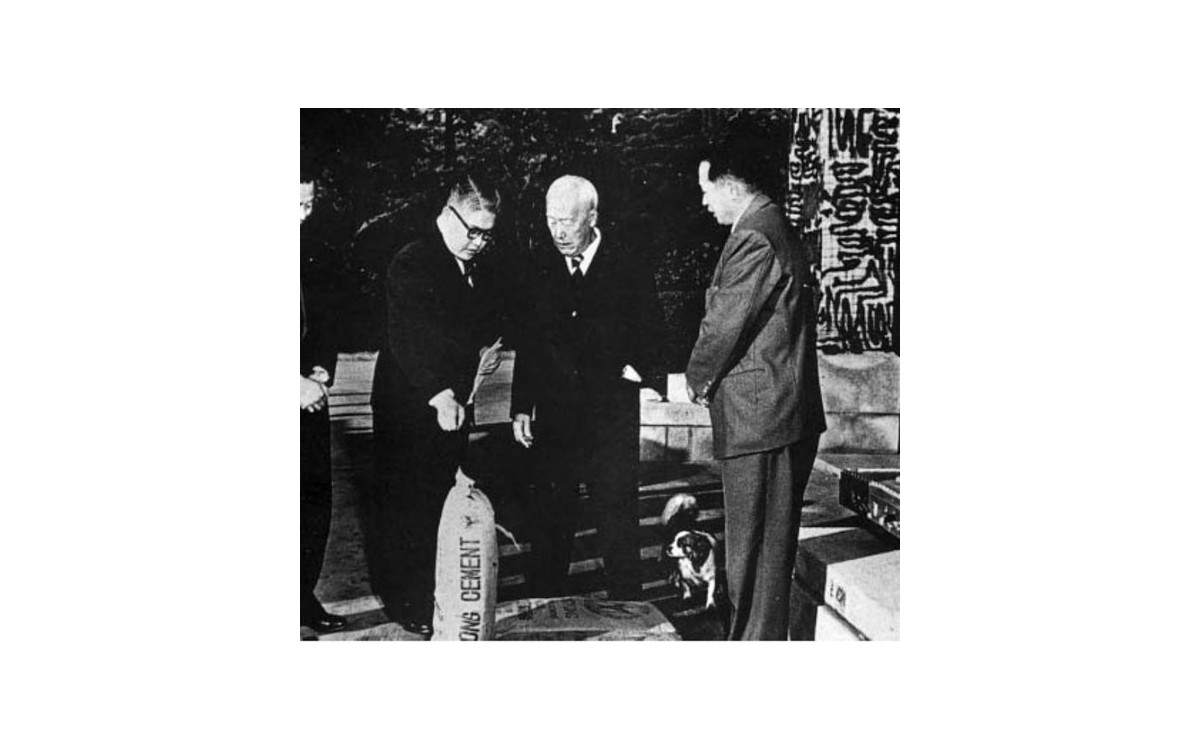 1950년대 미국의 반대를 무릅쓰고 원조자금으로 지은 문경 시멘트 공장.<br />이승만 대통령이 방문하여 생산라인을 살피는 모습